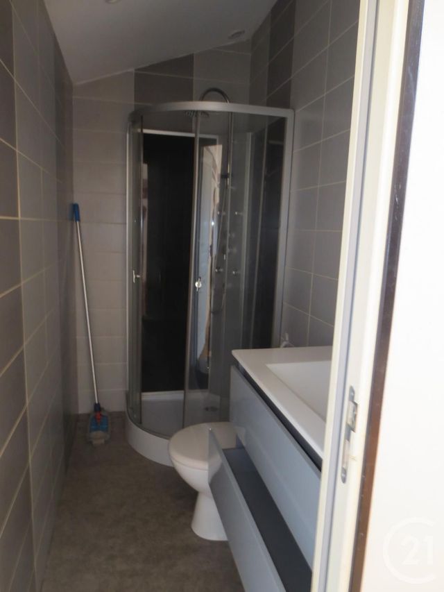 Appartement T2 à louer - 2 pièces - 30.0 m2 - AURILLAC - 15 - AUVERGNE - Century 21 Pradel Immobilier Appartement T2 à louer - 2 pièces - 30.0 m2 - AURILLAC - 15 - AUVERGNE - Century 21 Pradel Immobilier