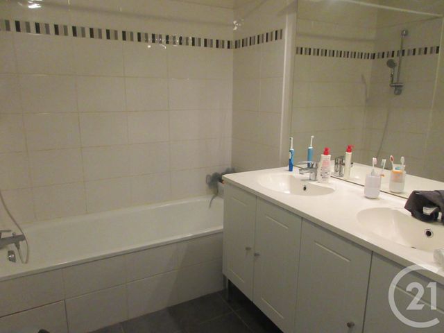 Appartement T3 à louer - 4 pièces - 55.21 m2 - ARPAJON SUR CERE - 15 - AUVERGNE - Century 21 Pradel Immobilier Appartement T3 à louer - 4 pièces - 55.21 m2 - ARPAJON SUR CERE - 15 - AUVERGNE - Century 21 Pradel Immobilier