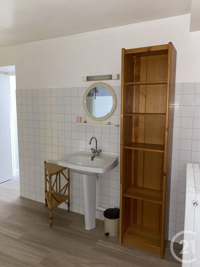 Appartement F2 à vendre - 2 pièces - 59.44 m2 - AURILLAC - 15 - AUVERGNE - Century 21 Pradel Immobilier Appartement F2 à vendre - 2 pièces - 59.44 m2 - AURILLAC - 15 - AUVERGNE - Century 21 Pradel Immobilier