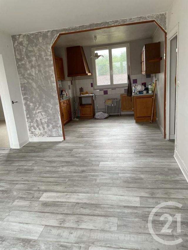 Afficher la photo en grand Appartement F4 à vendre - 4 pièces - 68.0 m2 - AURILLAC - 15 - AUVERGNE - Century 21 Pradel Immobilier