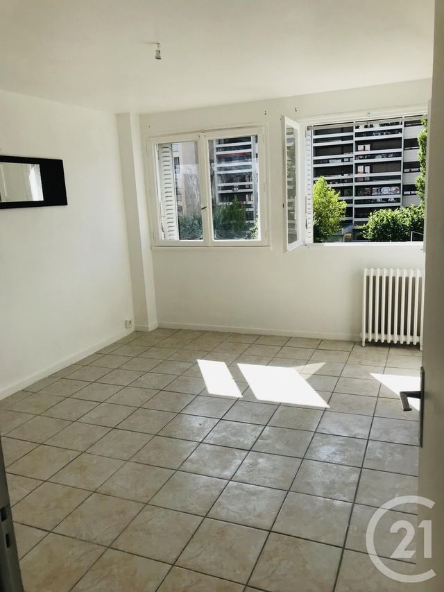 Afficher la photo en grand Appartement T4 à louer - 4 pièces - 68.0 m2 - AURILLAC - 15 - AUVERGNE - Century 21 Pradel Immobilier