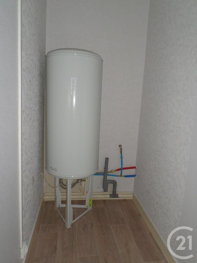 Afficher la photo en grand Appartement T2 à louer - 2 pièces - 52.0 m2 - AURILLAC - 15 - AUVERGNE - Century 21 Pradel Immobilier