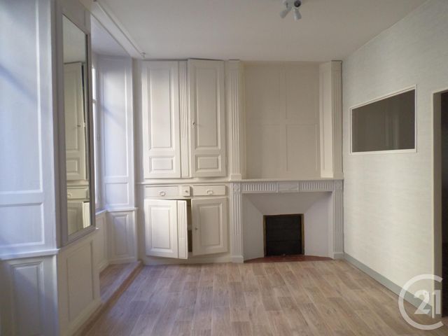 Afficher la photo en grand Appartement T2 à louer - 2 pièces - 52.0 m2 - AURILLAC - 15 - AUVERGNE - Century 21 Pradel Immobilier