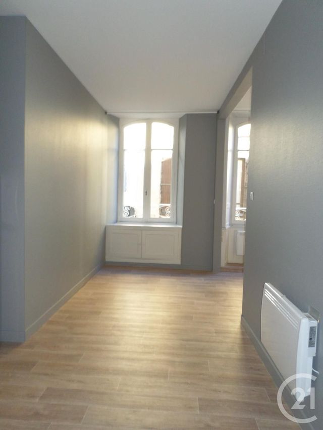 Afficher la photo en grand Appartement T2 à louer - 2 pièces - 52.0 m2 - AURILLAC - 15 - AUVERGNE - Century 21 Pradel Immobilier