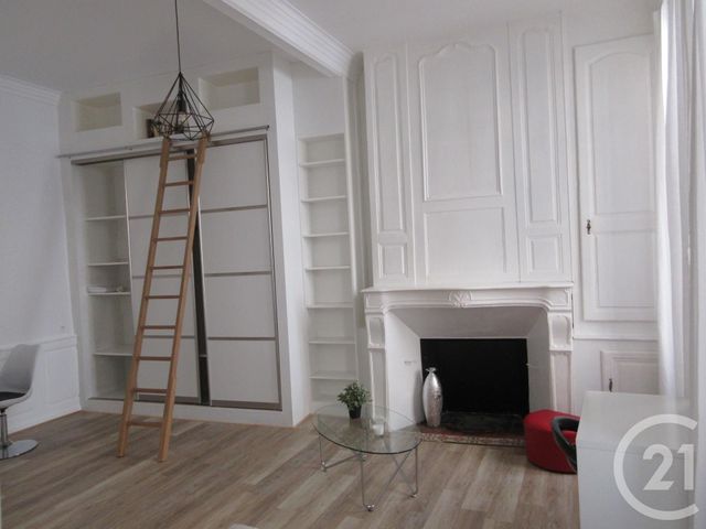 Appartement T1 à louer - 1 pièce - 34.0 m2 - AURILLAC - 15 - AUVERGNE - Century 21 Pradel Immobilier