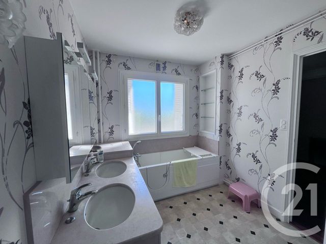 Afficher la photo en grand Appartement T4 à vendre - 5 pièces - 123.02 m2 - AURILLAC - 15 - AUVERGNE - Century 21 Pradel Immobilier