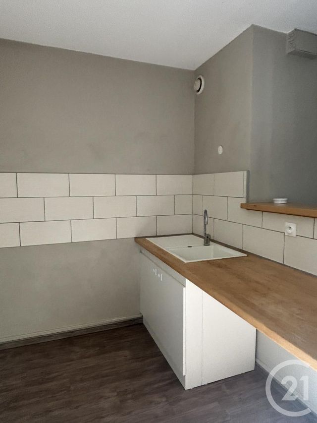 Appartement T2 à louer - 2 pièces - 48.0 m2 - AURILLAC - 15 - AUVERGNE - Century 21 Pradel Immobilier
