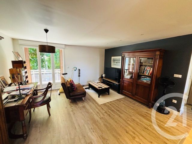 Afficher la photo en grand Appartement F3 à vendre - 3 pièces - 59.63 m2 - AURILLAC - 15 - AUVERGNE - Century 21 Pradel Immobilier
