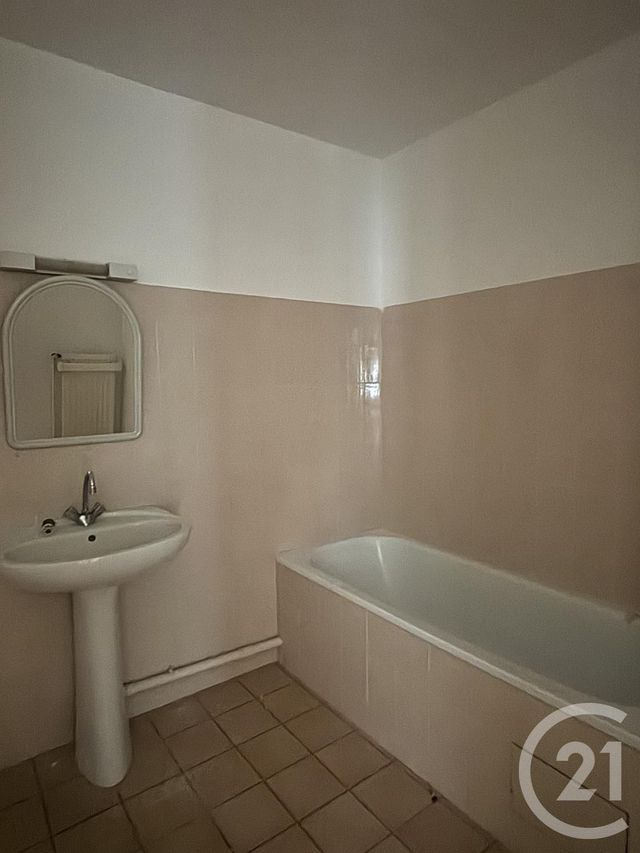 Afficher la photo en grand Appartement T3 à louer - 3 pièces - 82.0 m2 - AURILLAC - 15 - AUVERGNE - Century 21 Pradel Immobilier