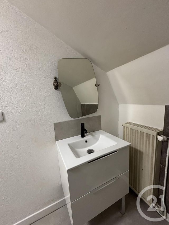 Afficher la photo en grand Appartement T10 à louer - 2 pièces - 30.0 m2 - JUSSAC - 15 - AUVERGNE - Century 21 Pradel Immobilier