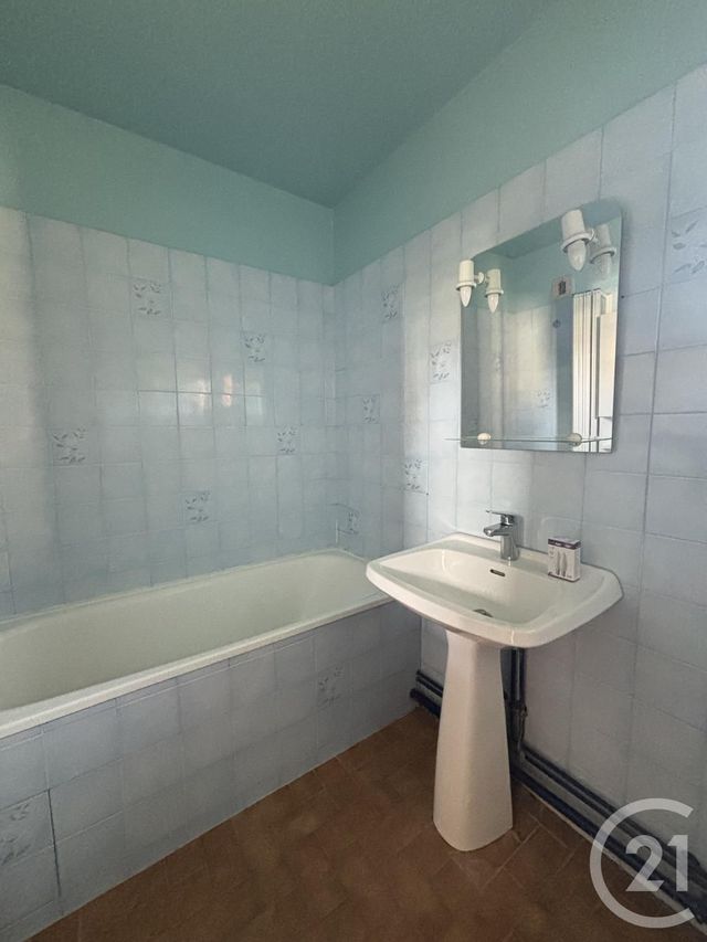 Appartement T3 à louer - 3 pièces - 65.0 m2 - AURILLAC - 15 - AUVERGNE - Century 21 Pradel Immobilier