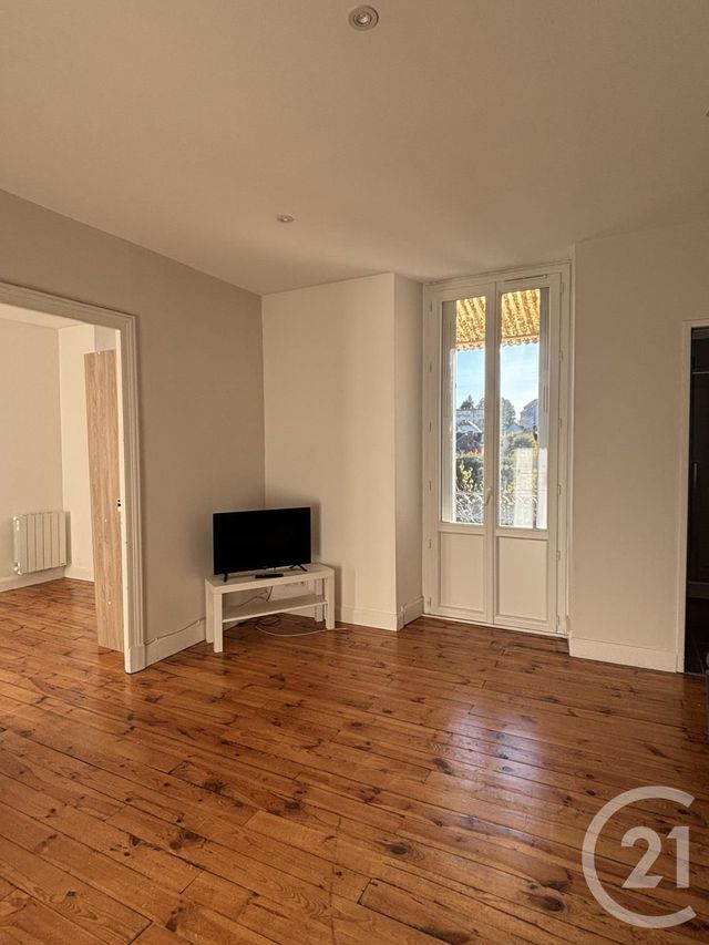 Afficher la photo en grand Appartement T2 à louer - 2 pièces - 48.0 m2 - AURILLAC - 15 - AUVERGNE - Century 21 Pradel Immobilier