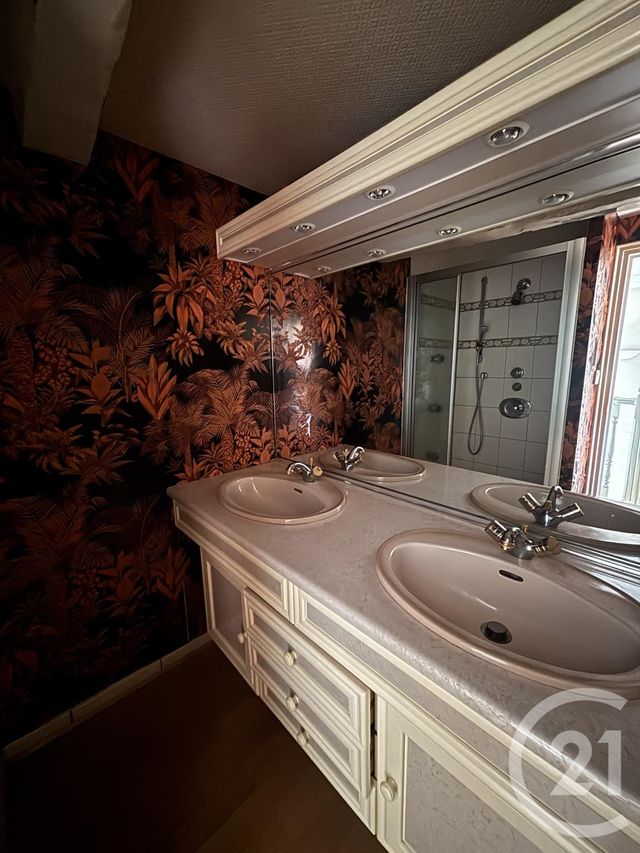 Afficher la photo en grand Appartement T3 à louer - 3 pièces - 74.0 m2 - AURILLAC - 15 - AUVERGNE - Century 21 Pradel Immobilier