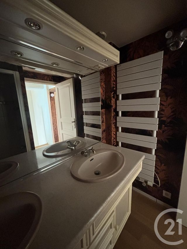 Afficher la photo en grand Appartement T3 à louer - 3 pièces - 74.0 m2 - AURILLAC - 15 - AUVERGNE - Century 21 Pradel Immobilier