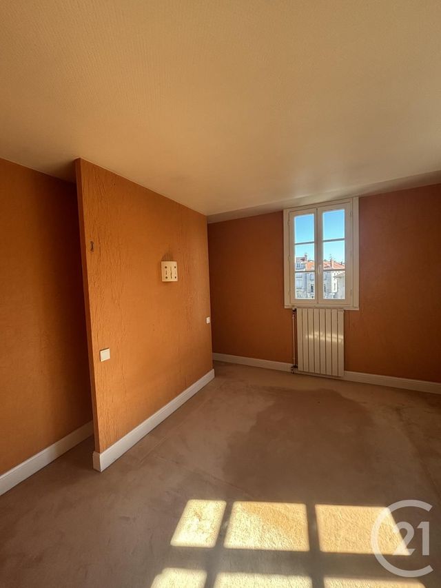 Afficher la photo en grand Appartement T3 à louer - 3 pièces - 74.0 m2 - AURILLAC - 15 - AUVERGNE - Century 21 Pradel Immobilier