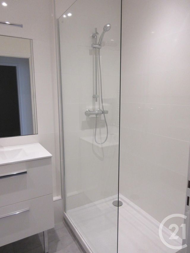 Appartement T2 à louer - 2 pièces - 36.0 m2 - AURILLAC - 15 - AUVERGNE - Century 21 Pradel Immobilier