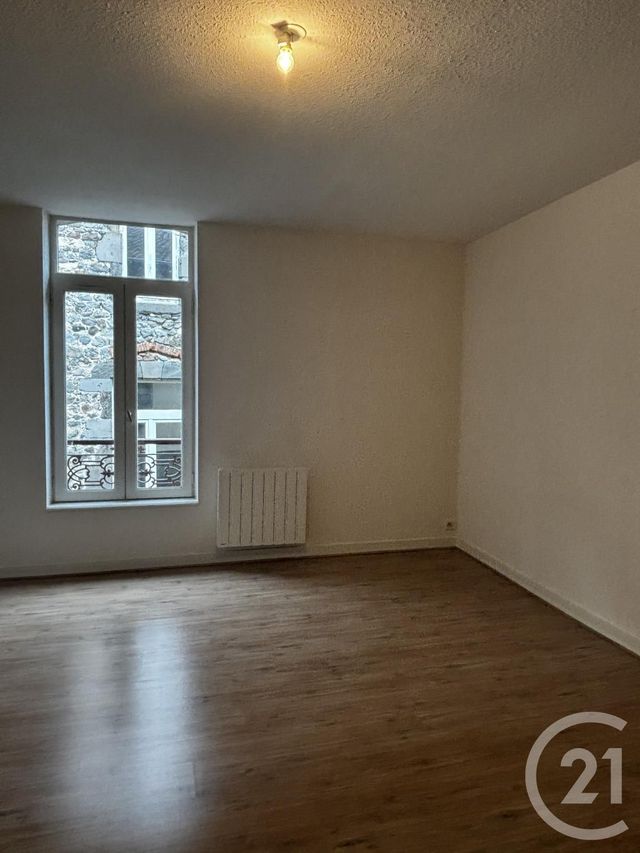 Appartement T2 à louer - 2 pièces - 64.0 m2 - AURILLAC - 15 - AUVERGNE - Century 21 Pradel Immobilier