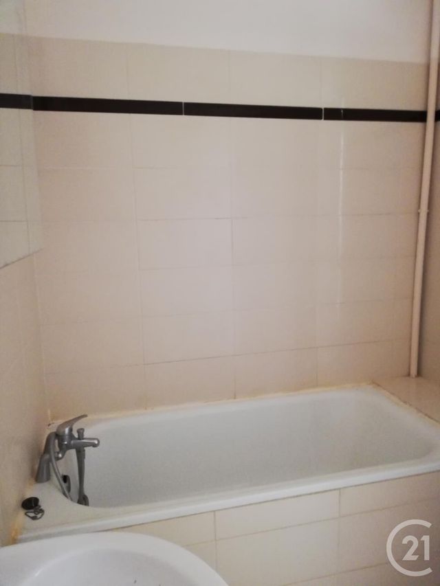 Appartement T3 à louer - 3 pièces - 61.13 m2 - ARPAJON SUR CERE - 15 - AUVERGNE - Century 21 Pradel Immobilier