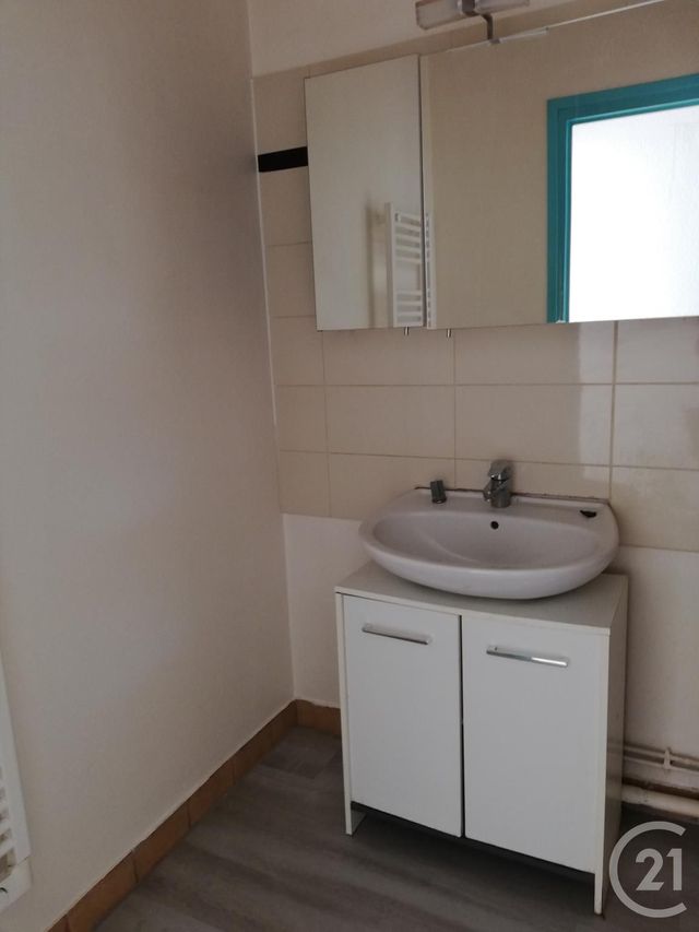 Appartement T3 à louer - 3 pièces - 61.13 m2 - ARPAJON SUR CERE - 15 - AUVERGNE - Century 21 Pradel Immobilier