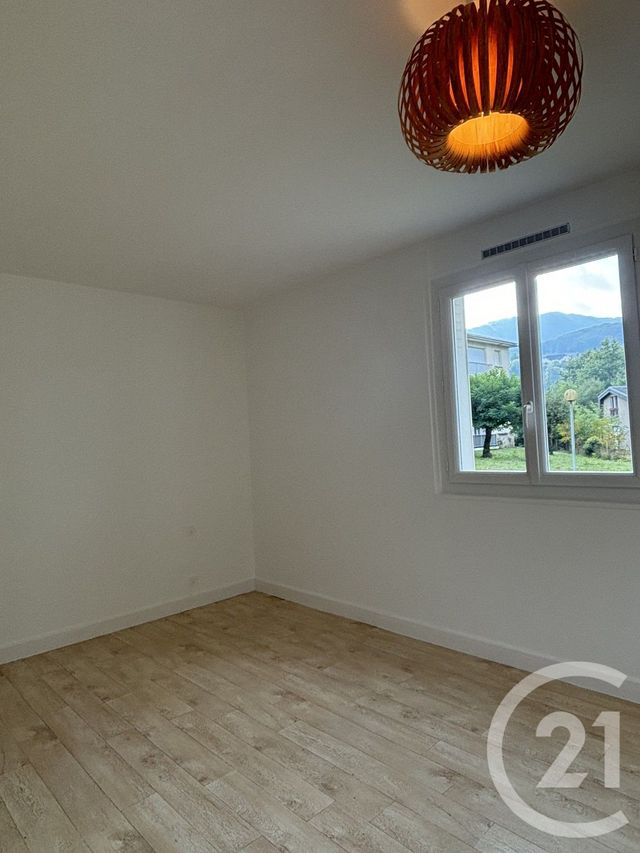 Appartement T2 à louer - 2 pièces - 45.0 m2 - VIC SUR CERE - 15 - AUVERGNE - Century 21 Pradel Immobilier