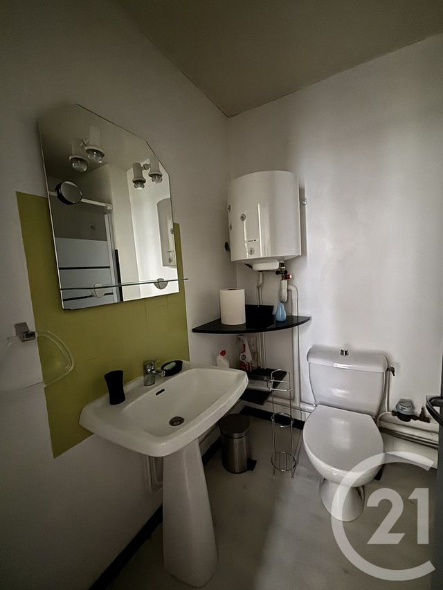 Appartement Studio à louer - 1 pièce - 27.0 m2 - AURILLAC - 15 - AUVERGNE - Century 21 Pradel Immobilier