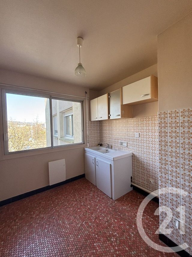 Appartement T2 à louer - 2 pièces - 46.0 m2 - AURILLAC - 15 - AUVERGNE - Century 21 Pradel Immobilier