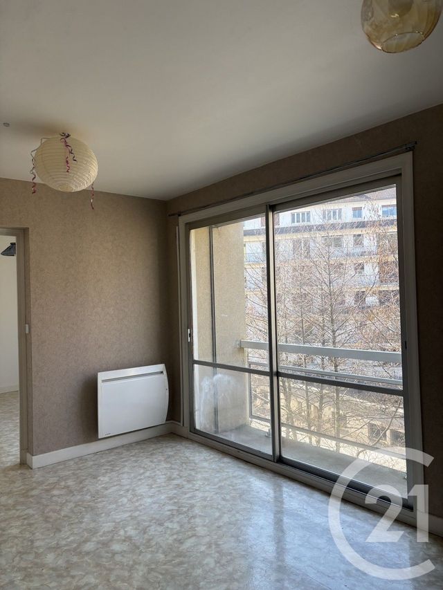 Appartement T2 à louer - 2 pièces - 46.0 m2 - AURILLAC - 15 - AUVERGNE - Century 21 Pradel Immobilier