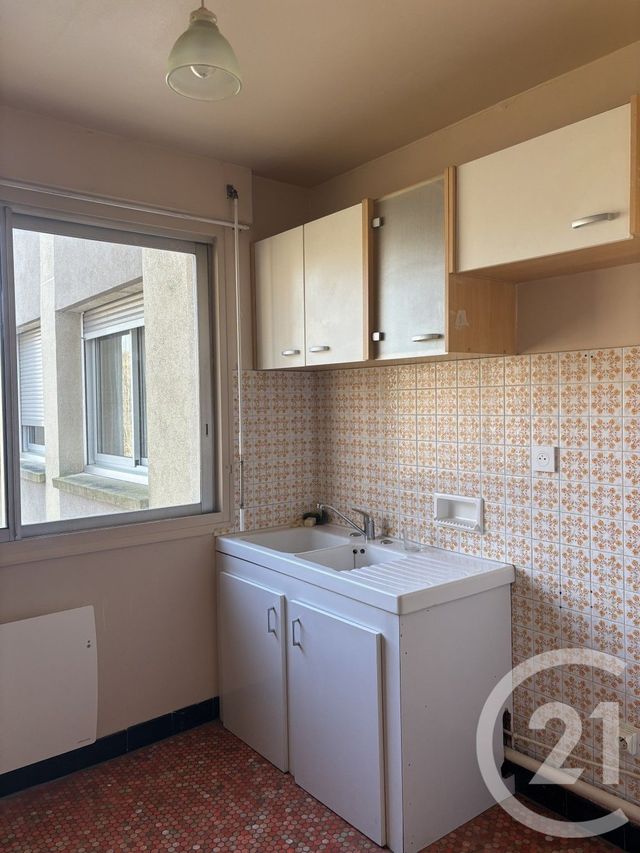 Appartement T2 à louer - 2 pièces - 46.0 m2 - AURILLAC - 15 - AUVERGNE - Century 21 Pradel Immobilier