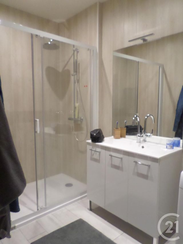 Appartement T2 à louer - 2 pièces - 55.0 m2 - AURILLAC - 15 - AUVERGNE - Century 21 Pradel Immobilier