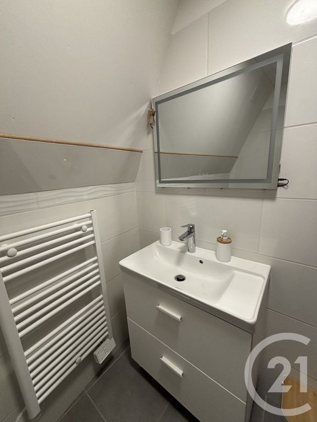 Appartement T3 à louer - 3 pièces - 56.0 m2 - VIC SUR CERE - 15 - AUVERGNE - Century 21 Pradel Immobilier