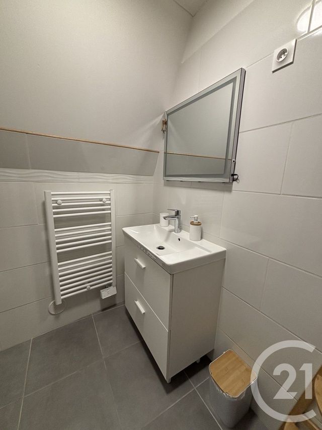 Appartement T3 à louer - 3 pièces - 56.0 m2 - VIC SUR CERE - 15 - AUVERGNE - Century 21 Pradel Immobilier