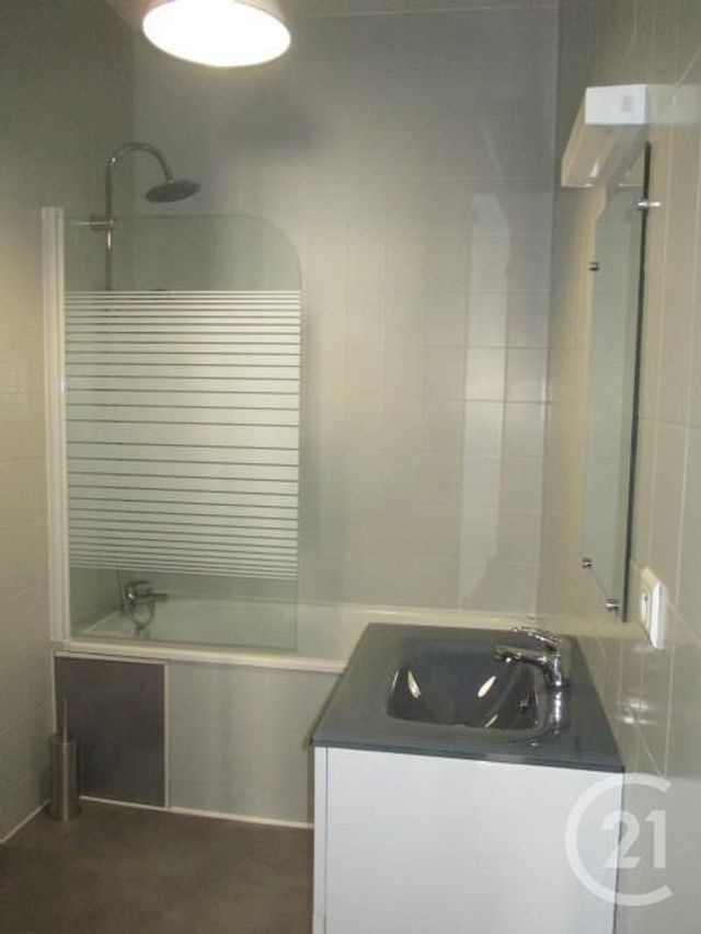 Appartement T2 à louer - 2 pièces - 32.75 m2 - AURILLAC - 15 - AUVERGNE - Century 21 Pradel Immobilier