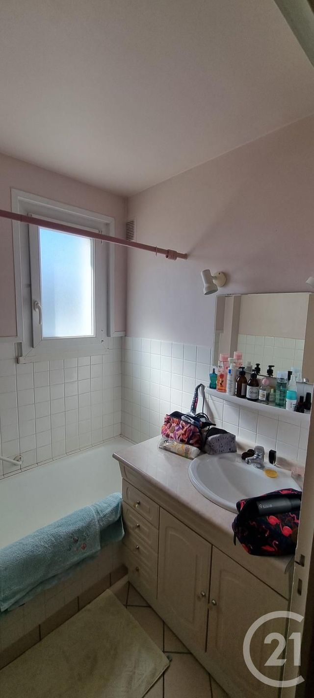 Appartement F3 à vendre - 4 pièces - 60.0 m2 - ARPAJON SUR CERE - 15 - AUVERGNE - Century 21 Pradel Immobilier