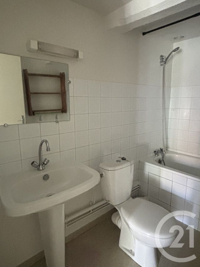Appartement T1 à louer - 1 pièce - 32.0 m2 - AURILLAC - 15 - AUVERGNE - Century 21 Pradel Immobilier