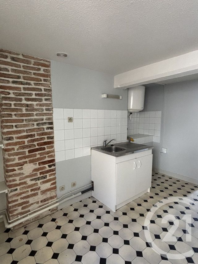 Appartement T1 à louer - 1 pièce - 32.0 m2 - AURILLAC - 15 - AUVERGNE - Century 21 Pradel Immobilier