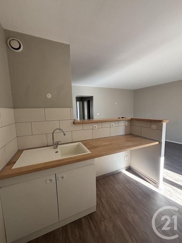 Appartement T2 à louer - 2 pièces - 48.0 m2 - AURILLAC - 15 - AUVERGNE - Century 21 Pradel Immobilier