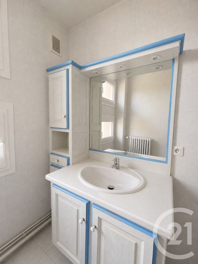 Appartement T3 à louer - 3 pièces - 66.0 m2 - AURILLAC - 15 - AUVERGNE - Century 21 Pradel Immobilier