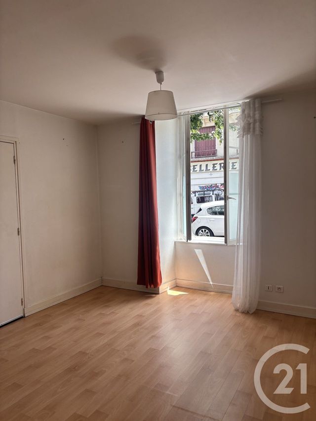Appartement Studio à louer - 1 pièce - 32.0 m2 - AURILLAC - 15 - AUVERGNE - Century 21 Pradel Immobilier